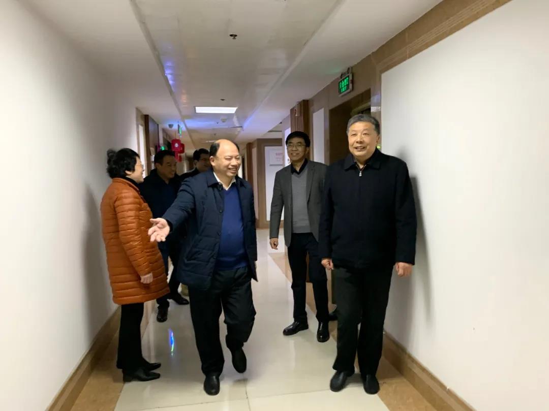 胡凡慰问1.jpg